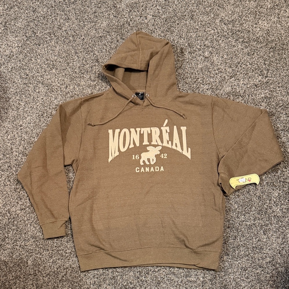 River Wear NWT Brown Montréal Canada Hoodie with pockets. Size Medium